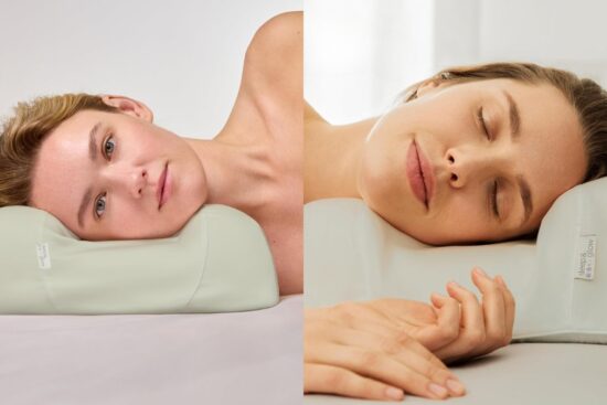Two women resting on an anti-wrinkle pillow designed for side sleepers and better skin support.