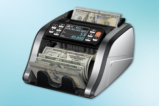 A mixed denomination money counter counting US bills with a digital screen showing total value and bill count.
