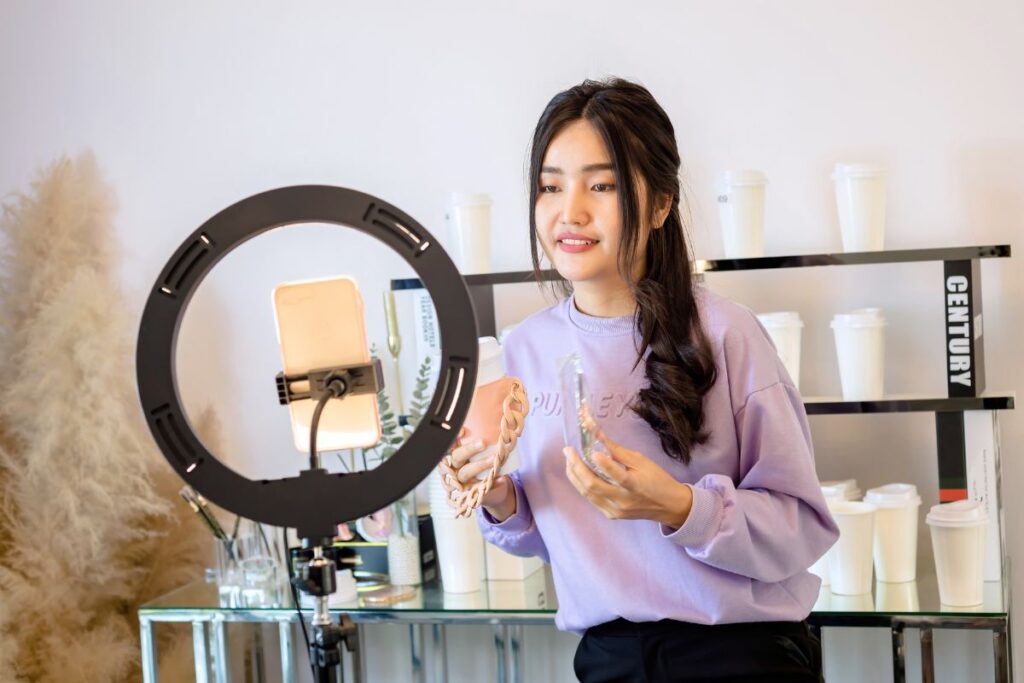 Poshmark Seller Guide: Honest Pros & Cons of Selling on Poshmark in 2025