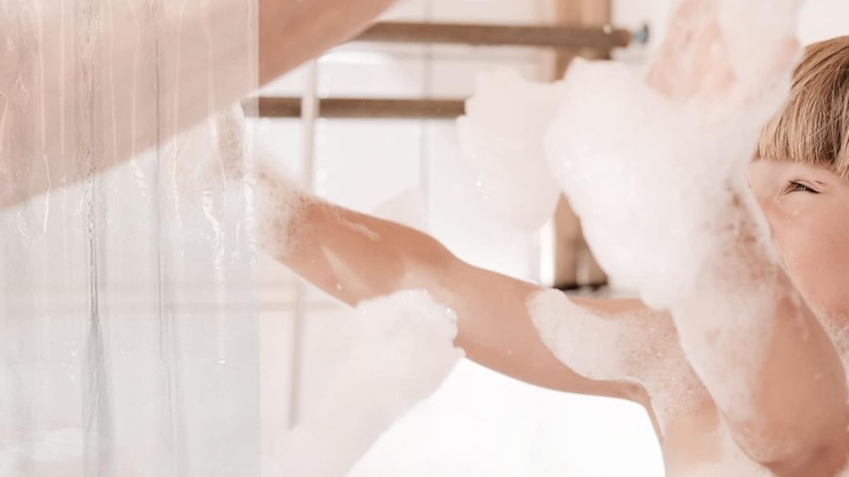 Why the Barossa Design Clear PEVA Shower Liner Keeps Your Bathroom Cleaner